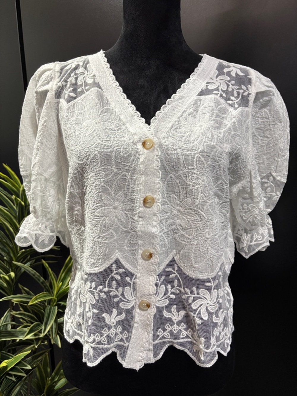 Vivid Lace Fforal embroidered button-down, V-neck bubble sleeve lightweight